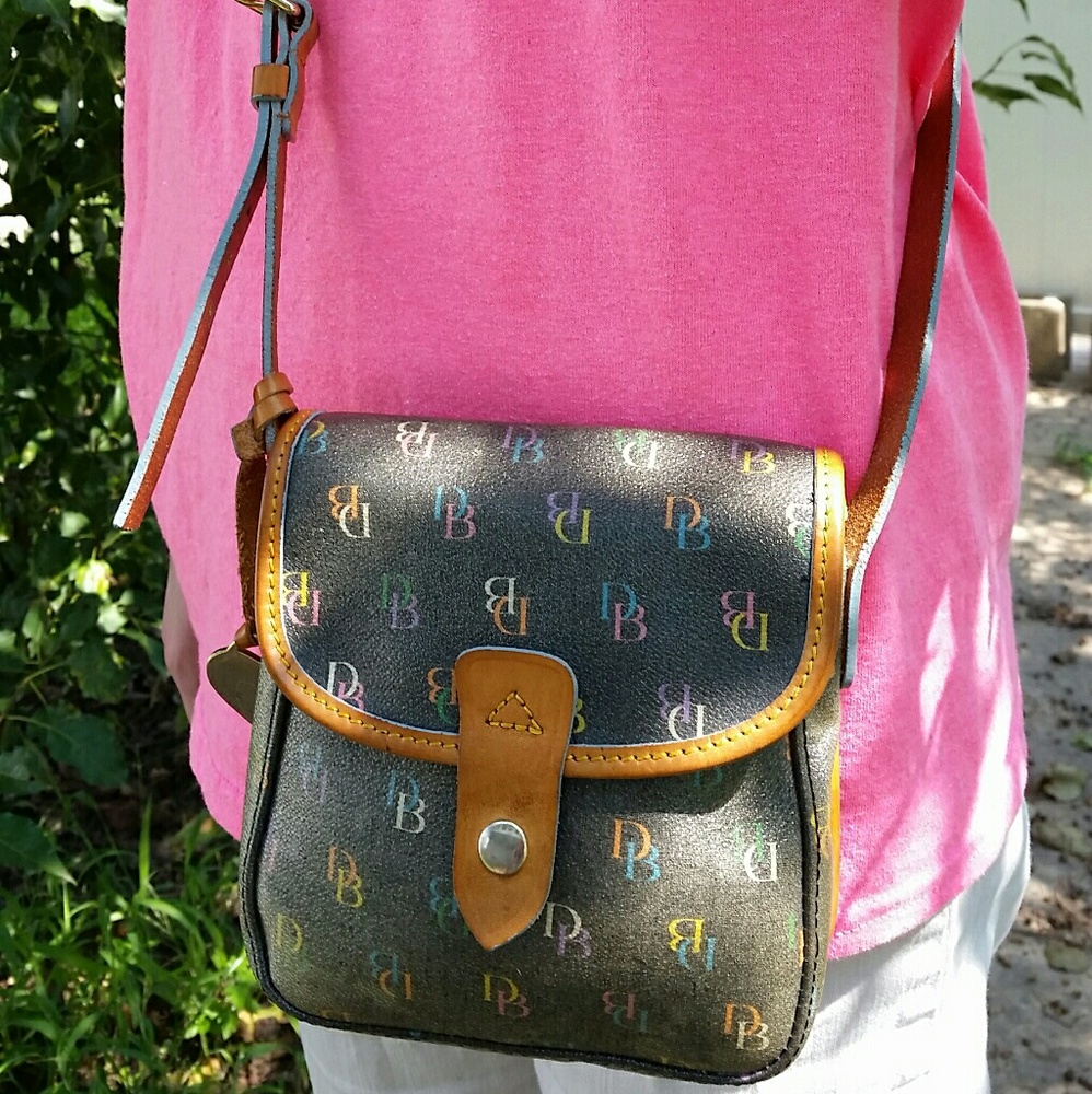 DOONEY AND BOURKE SIGNATURE CROSSBODY PURSE GGPC
